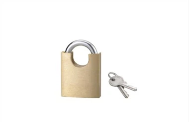 आधा लपेटा हुआ हथकड़ी के साथ पीतल ताला